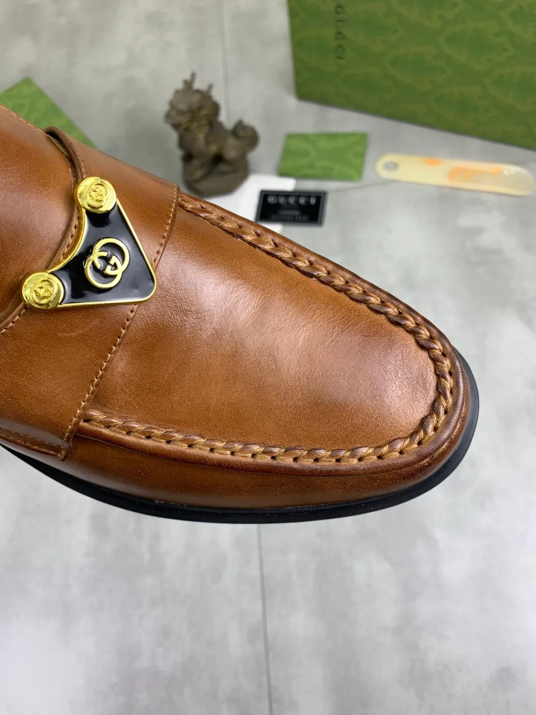 Men's shoes💰P500💰【New model, soft and comfortable Gucci classic business leather shoes hot selection (Gucci) official website latest Gucci 🎁 business leather shoes, hot style 💥 simple and elegant style, exclusive for trendy men. Unique official website latest brand original double G embossed element 👑Gucci Original decoration, fashionable and generous, made of original calfskin ✅ fully imported first-layer pigskin lining, official website designated wear-resistant, rubber business outsole, real-life photos of classic models at the counter 🎬38-44 (customized for 45) 3⃣️ colors available